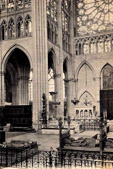 Basilique de Saint-Denis, ct gauche