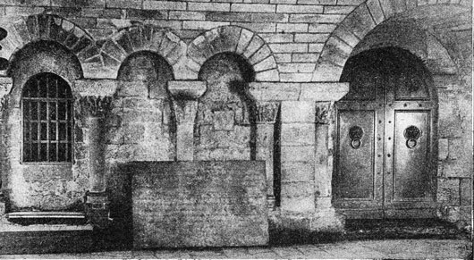 Basilique de Saint-Denis : la porte  trois clefs du Caveau royal (caveau des Bourbons)