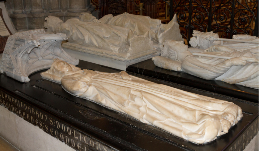 Basilique de Saint-Denis : gisants de Charles Martel, Clovis II, Isabelle d'Aragon, Philippe IV le Bel et Philippe III le Hardi.