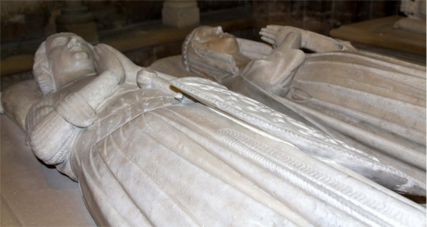 Basilique de Saint-Denis : gisants de Marguerite d'Artois et de Louis de France.
