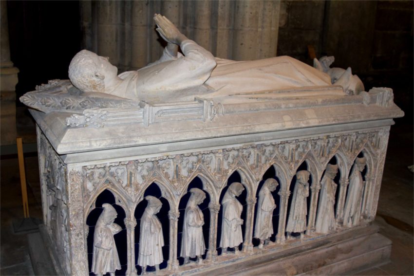 Basilique de Saint-Denis : gisant de Philippe de France (dcd en 1235).
