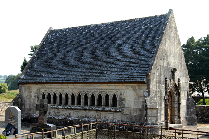 Belle-Isle-en-Terre (Bretagne) : chapelle de Locmaria (mausole de Lady Mond)