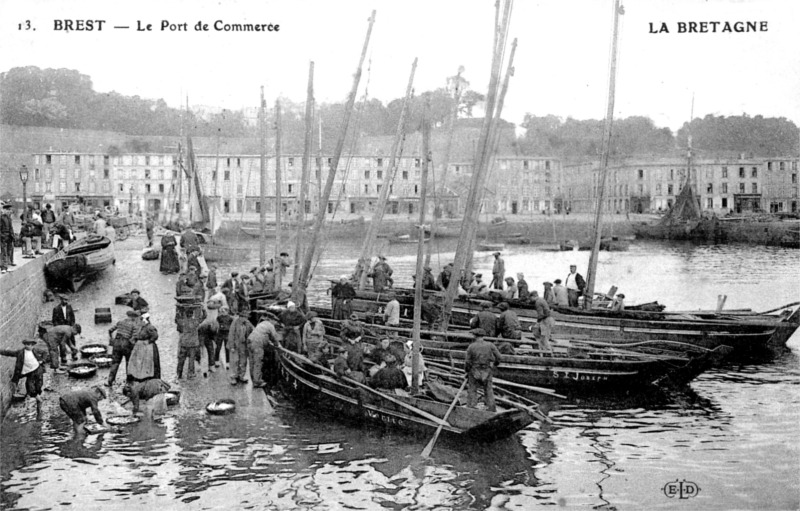 Brest et son port du commerce (Bretagne).