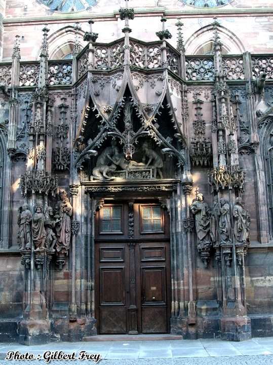 Cathdrale de Strasbourg : faade nord du transept (vers 1210) et le portail Saint-Laurent (1495-1505)