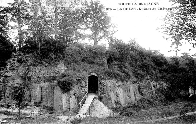 Ville de la Chze (Bretagne) : les ruines du chteau.