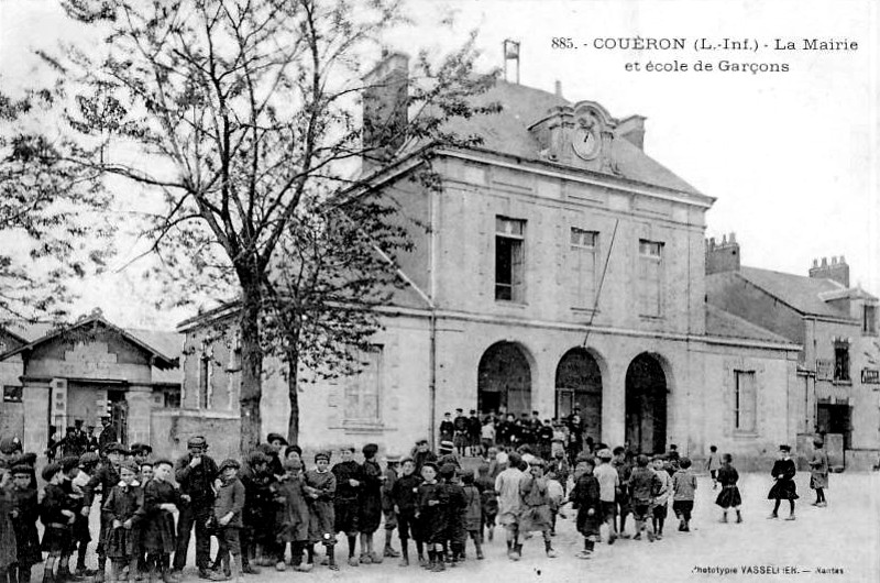 Mairie et cole de Couron (Bretagne).