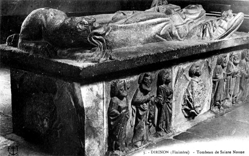Ville de Dirinon (Bretagne) : tombeau de sainte Nonne.