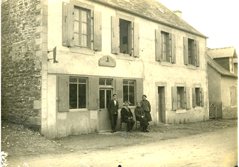 La maison et la famille Kerempichon  en 1925.