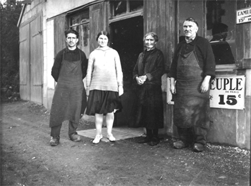 La famille Kerempichon de Saint-Michel-en-Grve en 1930.