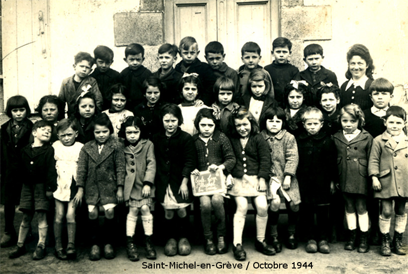 Ecole de Saint-Michel-en-Grve (Bretagne) en octobre 1944.
