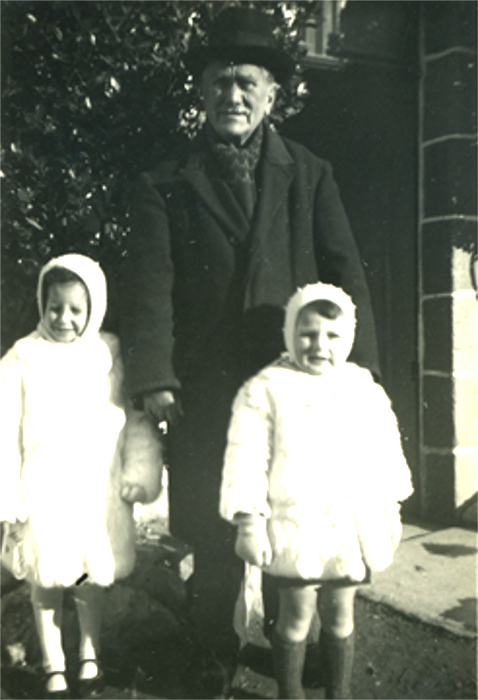 Franois Kerempichon et ses petits enfants Yves et sa soeur