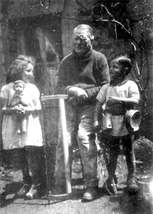 Franois Kerempichon et ses petits enfants Yves et sa soeur.