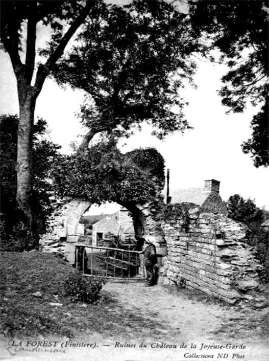 Ruines du chteau de la Joyeuse-Garde en la Forest-Landerneau (Bretagne).