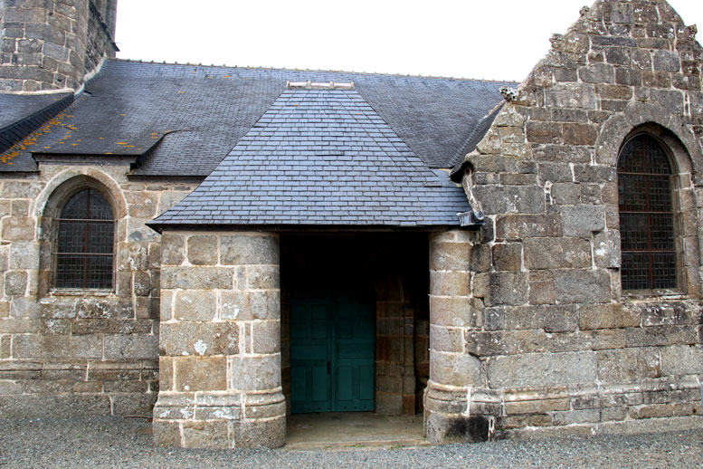 Porche d'entre de l'glise Notre-Dame de Gurunhuel (Bretagne)