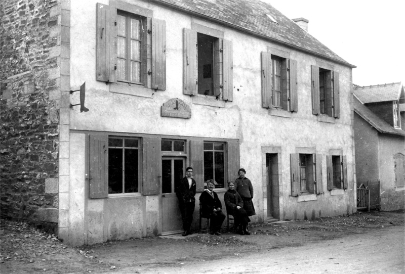 Maison Kerempichon en 1925  Saint-Michel-en-Grve (Bretagne)