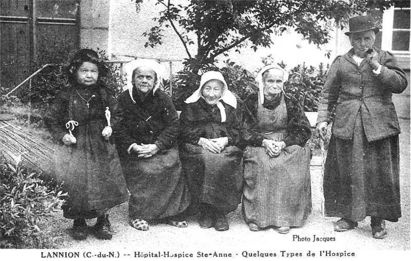 Lannion (Bretagne) : H�pital et Hospice de Sainte-Anne.