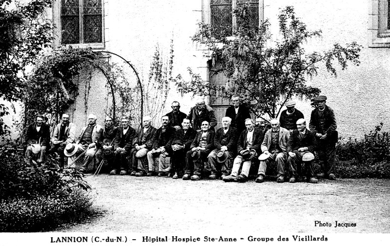 Lannion (Bretagne) : H�pital et Hospice de Sainte-Anne.