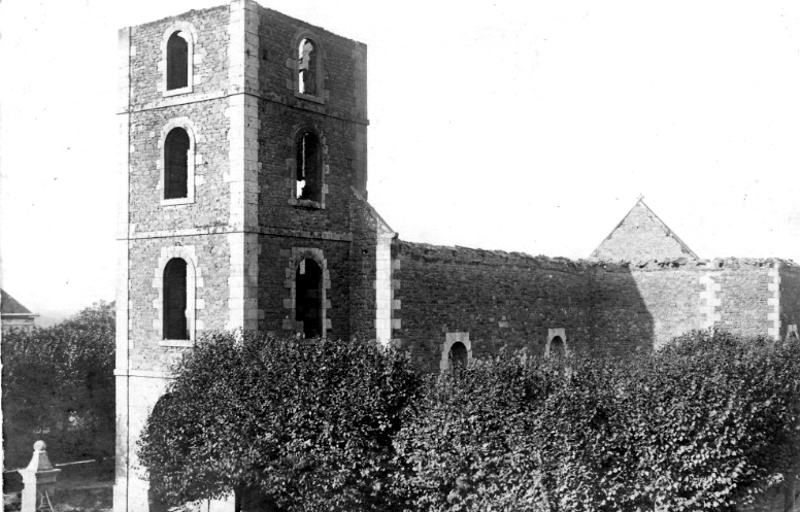 Eglise de Lanvallay (Bretagne) aprs l'incendie de 1920.