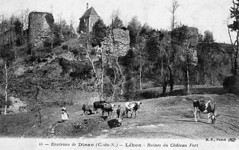 Ruines du chteau-fort dans la ville de Lhon (Bretagne).