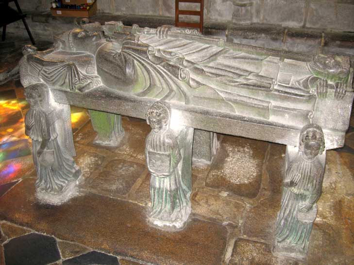 Le tombeau de saint Ronan  Locronan ( Bretagne).