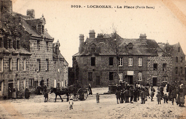 Place centrale de Locronan
