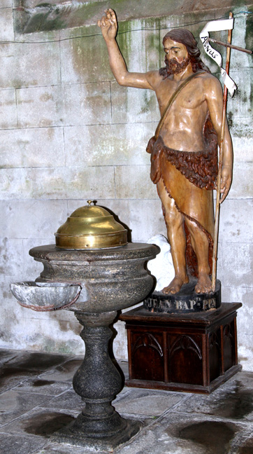 Fonts baptismaux de l'glise Saint-Emilion de Loguivy-Plougras (Bretagne)