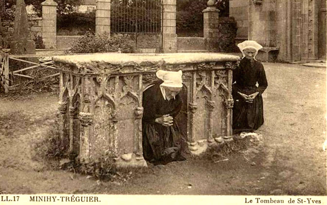 Minihy-Trguier (Bretagne) : tombeau de Saint-Yves