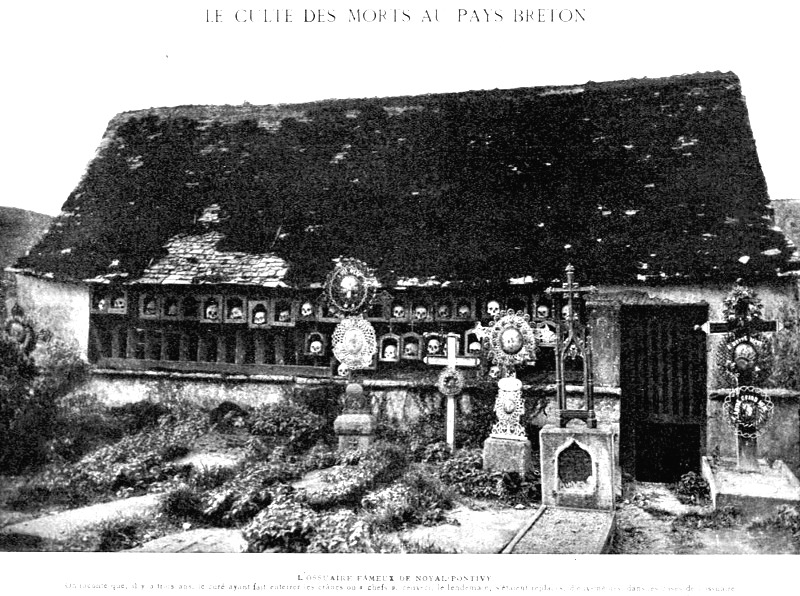 Ossuaire de Noyal-Pontivy (Bretagne).