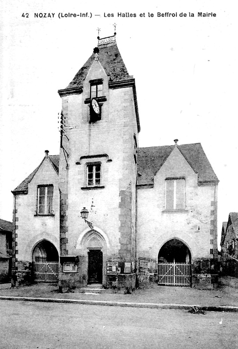 Halles et Befroi de la mairie  Nozay (anciennement en Bretagne).