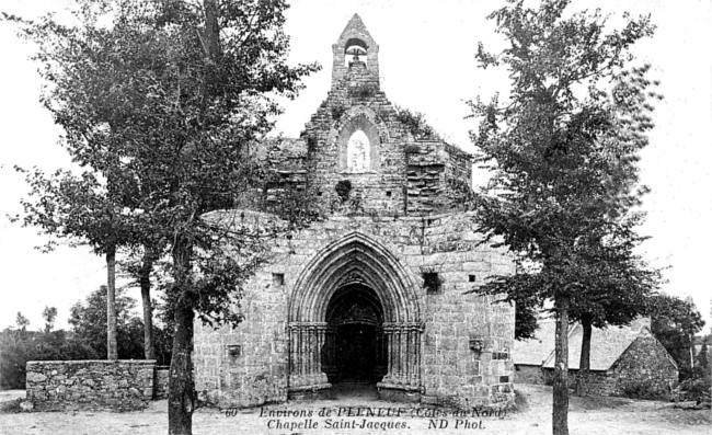 Ruines de la chapelle Saint-Jacques, prs de Plneuf-Val-Andr (Bretagne).