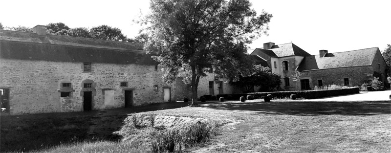 Le manoir de Krango ( droite) en Plescop (Bretagne).