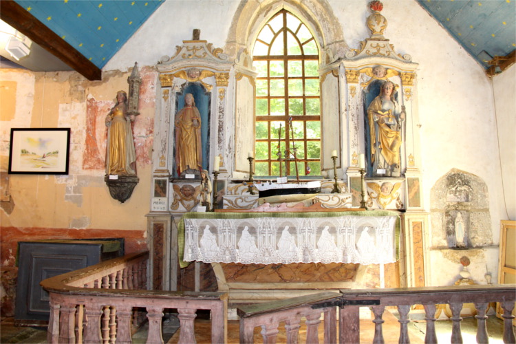 Plestin-les-Grves (Bretagne) : matre- autel de la chapelle Sainte-Barbe.