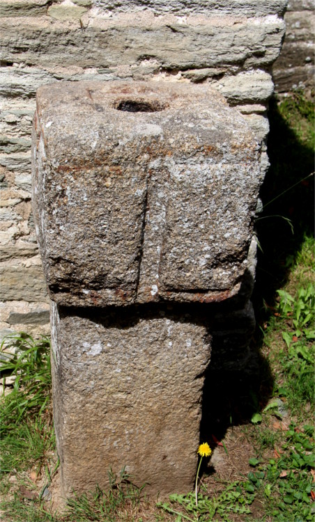 Plestin-les-Grves (Bretagne) : tronc  offrande de la chapelle Sainte-Barbe.
