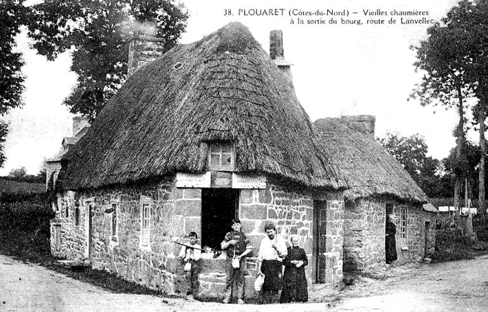 Plouaret (Bretagne) : vieille chaumire