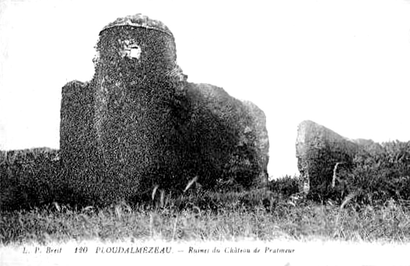 Ruines du manoir de Pratmeur  Ploudalmzeau (Bretagne).