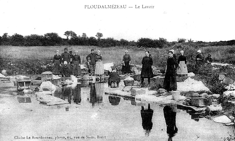 Lavoir de Ploudalmzeau (Bretagne).
