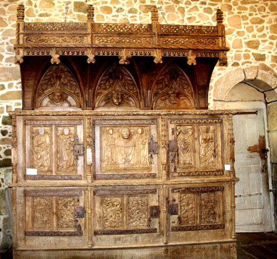 Meuble crdence en la chapelle Saint-Gonry de Plougrescant (Bretagne)