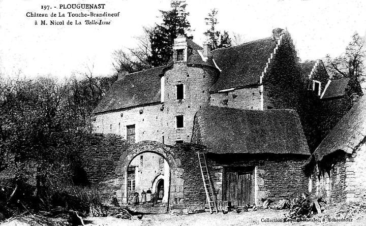 Plouguenast (Bretagne) : chteau de la Touche-Brandineuf.