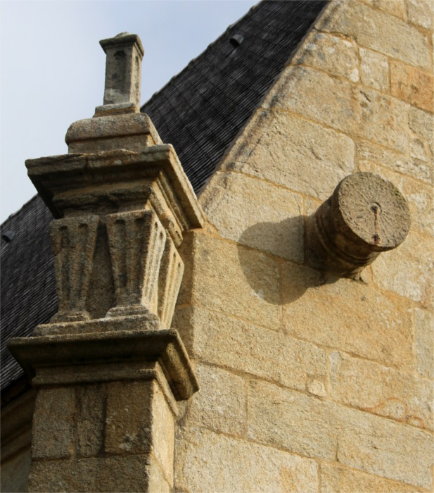 Chapelle Notre Dame de Bon Voyage  Plounrin (Bretagne) : cadran solaire.