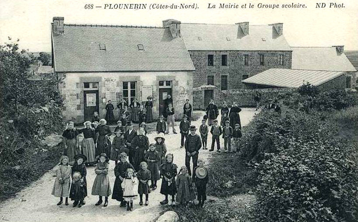 Mairie et groupe scolaire de Plounrin (Bretagne).