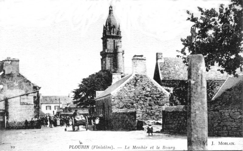Ville de Plourin-les-Morlaix et son menhir (Bretagne).