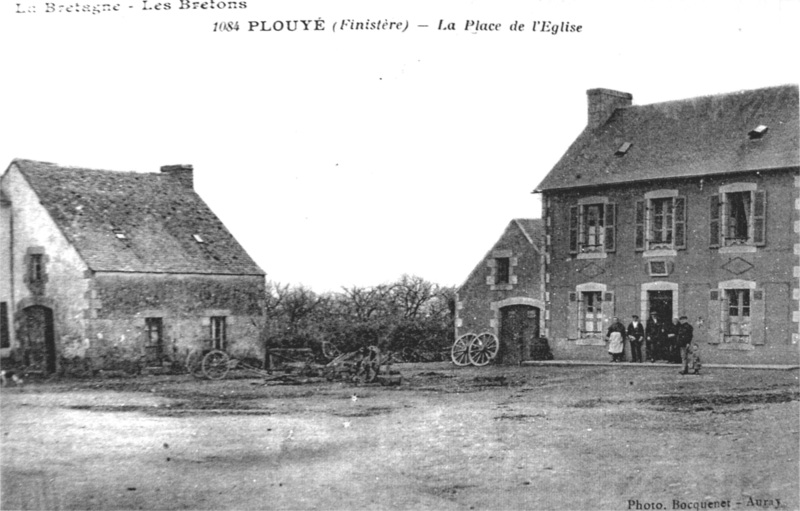 Ville de Plouy (Bretagne) : place de l'glise.