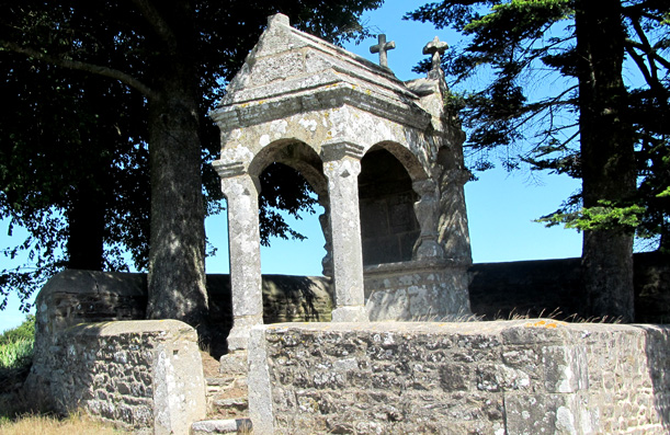L'oratoire Saint-Sylvestre de Plouzlambre (Bretagne).
