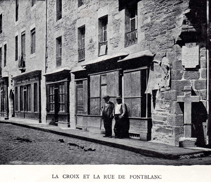 La croix et la rue de Pontblanc  Lannion (Bretagne)