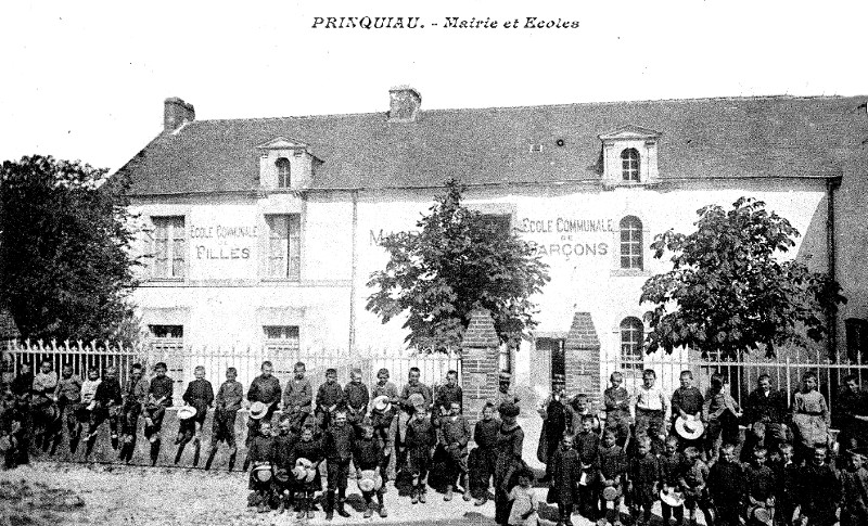 Mairie et Ecole de Prinquiau (anciennement en Bretagne).