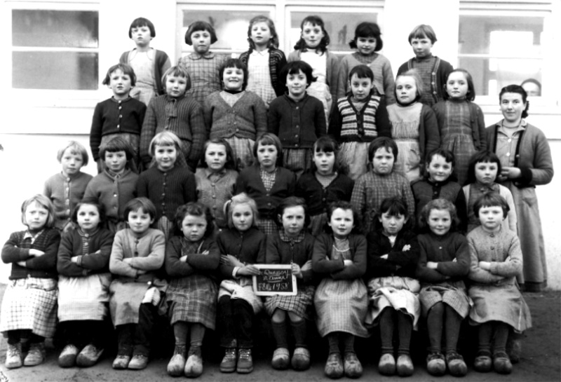 Ville de Quessoy (Bretagne) : école des filles, année 1958.