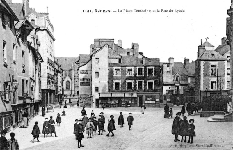 Histoire. A Rennes, les automobiles dévalaient la rue Le Bastard et la  place de la Mairie