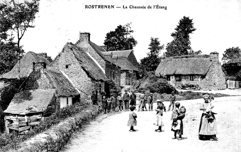 Ville de Rostrenen (Bretagne) : la Chausse de l'Etang.