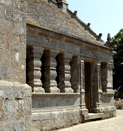Ossuaire de l'glise Notre-Dame de Runan (Bretagne)