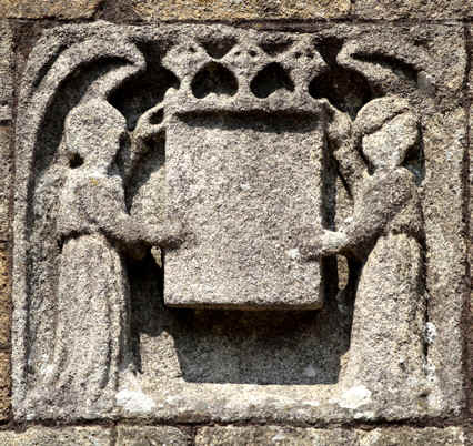 Ecusson de l'glise Notre-Dame de Runan (Bretagne)